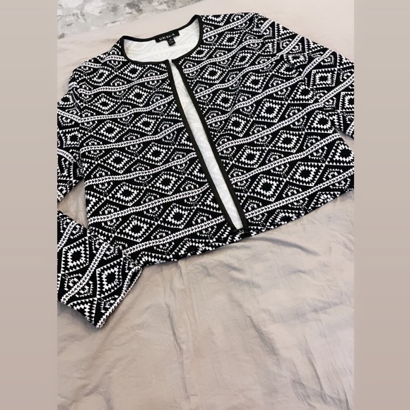 Gorgeous black and white print cardigan - Picture 4 of 5